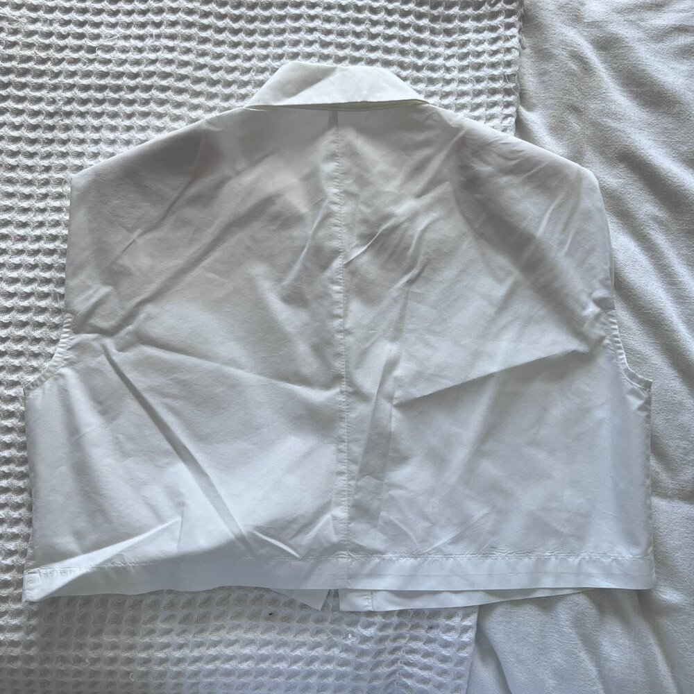 The Frankie Shop Ultra Cropped Sleeveless Button Down Shirt - Picture 2 of 5